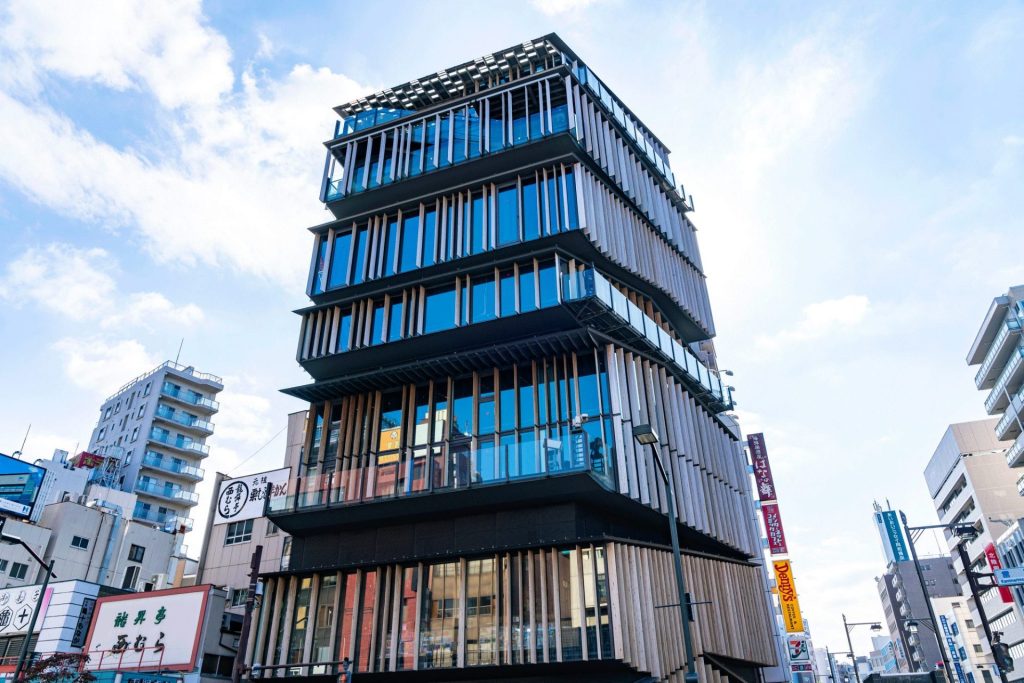 東京の有名な木造建築　浅草文化観光センター