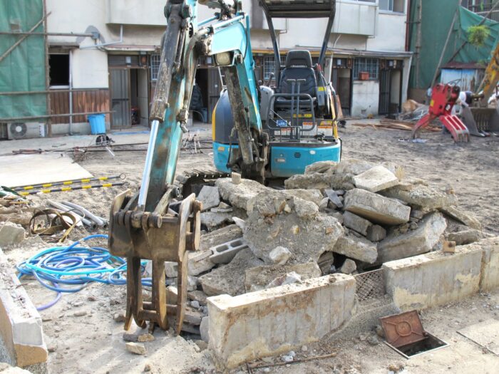 住宅業者が災害対応をしているイメージ画像