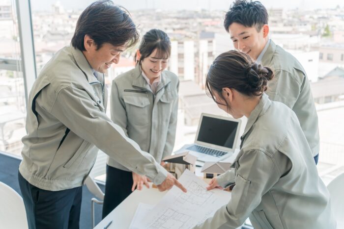 住宅業界の企業が厳しい状況を乗り越えるイメージ画像